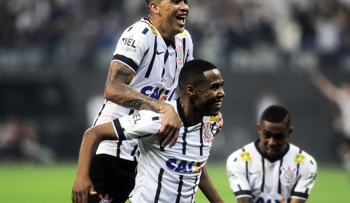 Por Dentro do Lance: Corinthians usa triangulações e aproveita cochilo rival