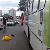Passageiro 'ameaça' motorista com Bíblia (Reprodução)