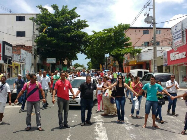 Manifestantes usam faixas e ocupam ruas de Camaçari (Foto: Juliana Cavalcante / TV Bahia)