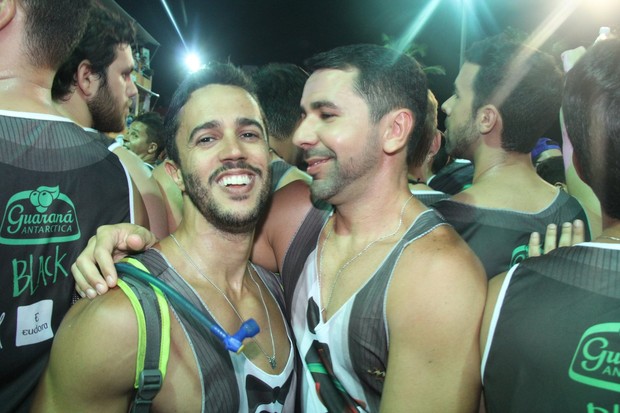 Beijo gay  (Foto: Denilson Santos com Wallace Barbosa e Wesley Costa/AgNews )