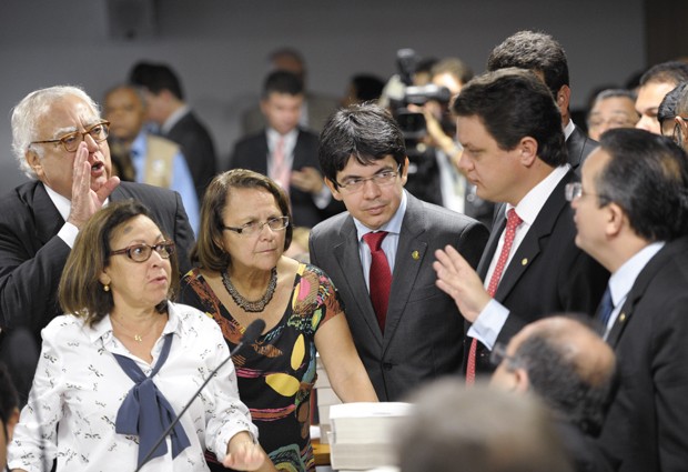 Randolfe em sessão da CPI do Cachoeira, onde atuou com parlamentares conhecidos como "independentes", que votam sem compromisso fechado com o governo (Foto: Agência Senado)