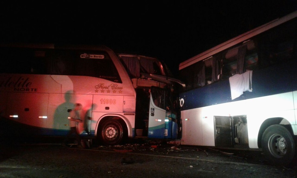 Ônibus bateu de frente em outro após desviar de árvore  (Foto: Juarez Oliveira/Divulgação )