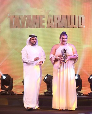 Tayane Porfírio premiação Abu Dhabi (Foto: Reprodução Twitter) Tayane Porfírio premiação Abu Dhabi (Foto: Reprodução Twitter)
