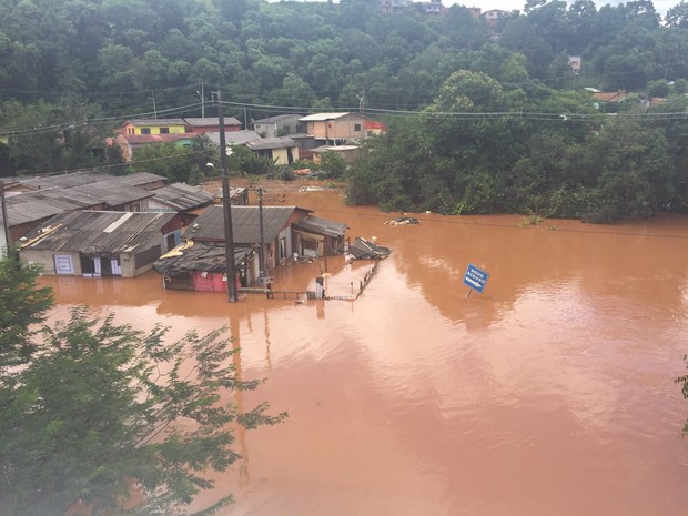 Pontos de Francisco Beltrão ficaram embaixo d'água com a chuva que caiu entre a tarde de quarta-feira (9) e a madrugada desta quinta (10) (Foto: Michelli Arenza / RPC)