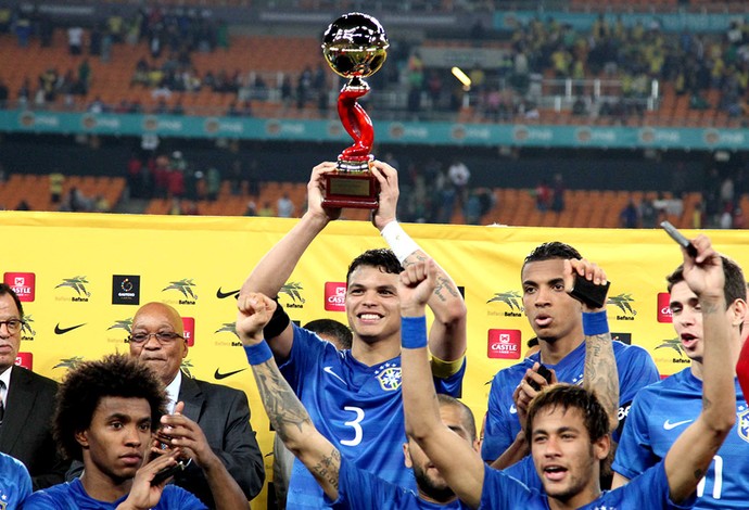 Thiago Silva troféu Brasil e Africa do Sul (Foto: Leo Correa / Mowa Press)