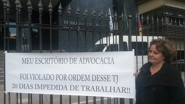 Advogada que teve escritório lacrado faz protesto solitário em frente ao TJ | Rio Grande do Sul | G1