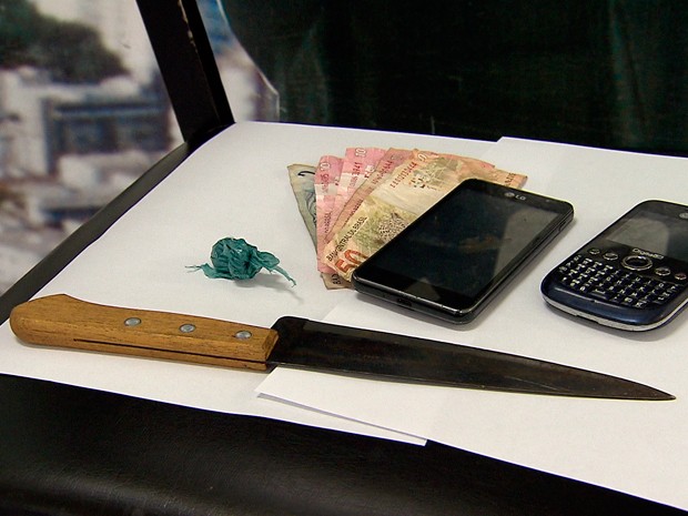 Faca usada no crime foi apreendida (Foto: Reprodução/ TV Globo)