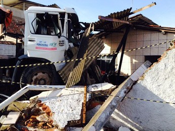 Caminhão de lixo invadiu casa e destroi garagem e moto (Foto: Kety Marinho/TV Globo)