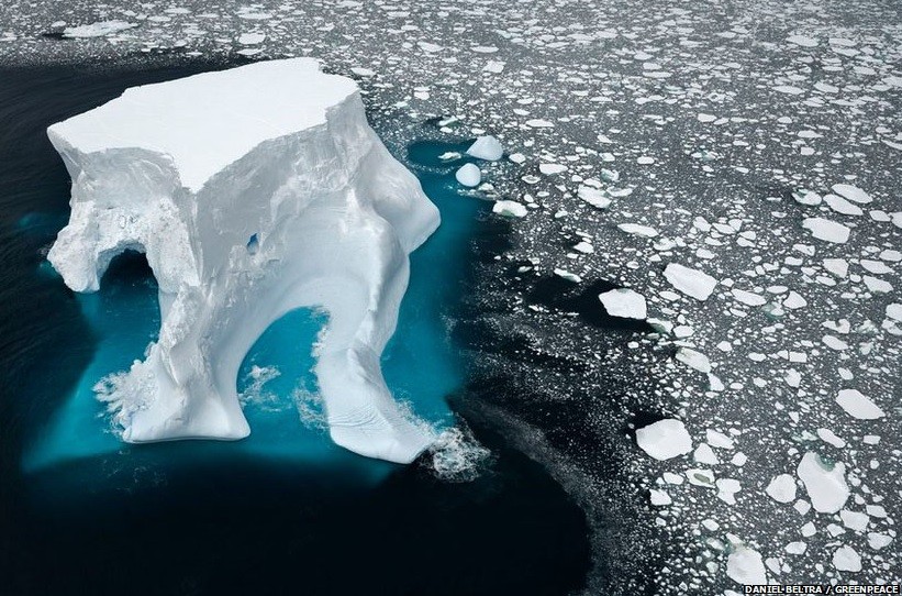 Iceberg nos mares da Antártica (Foto: Daniel Beltra/Greenpeace)