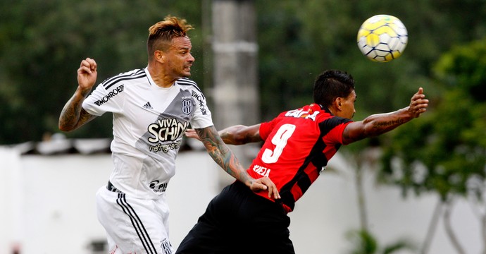 Kieza Vitória e Fabio Ferreira Ponte PReta brasileirão (Foto: Maragarida Neide / Agência Estado) Kieza Vitória e Fabio Ferreira Ponte PReta brasileirão (Foto: Maragarida Neide / Agência Estado)