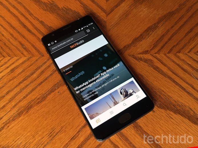 OnePlus 3T tem tela AMOLED de 5,5 polegadas com resolução Full HD (Foto: Elson de Souza/TechTudo)