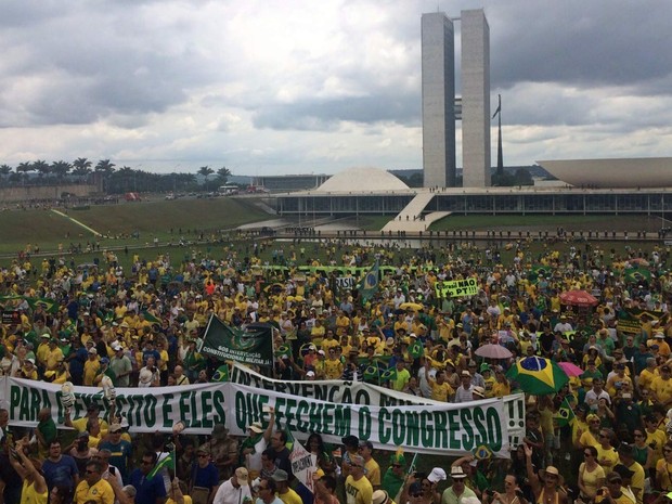 Manifestantes ocupam gramado do Congresso Nacional para pedir a saída da presidente Dilma Rousseff (Foto: Movimento Brasil Livre/Divulgação)