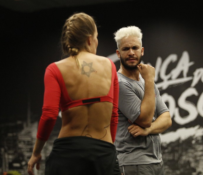 Rainer Cadete tenta entender a dança com a professora Ju Valcézia (Foto: Raphael Dias / Gshow)