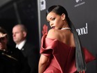 Rihanna investe em figurino ostentação em evento beneficente
