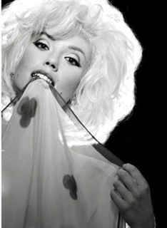 Didone encarna diva Marilyn e mostra seio em ensaio (Twitter/ Revista Alfa)