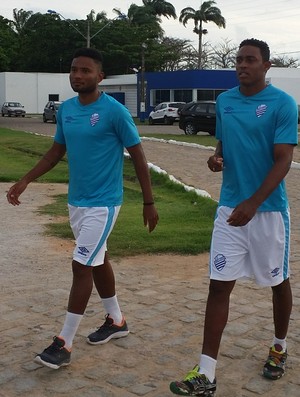 Rayro e Alex Henrique, jogadores do CSA (Foto: Augusto Oliveira/GloboEsporte.com)