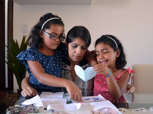 Juntas desde março, mãe de coração coleciona bilhetes feitos pelas filhas, em Pouso Alegre, MG (Foto: Daniela Ayres/ G1)