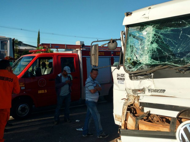 Dois caminhões e quatro carros se envolvem em acidente (Foto: Corpo de Bombeiros/Divulgação)