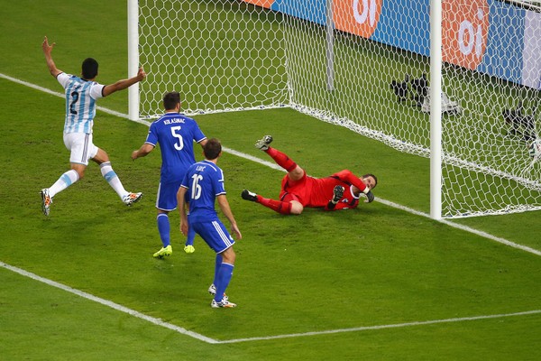 O perigo já tinha passado, mas Kolasinac (5) desviou a bola. Mesmo saltando, o goleiro Begovic não evitou o gol contra (Foto: Getty images)