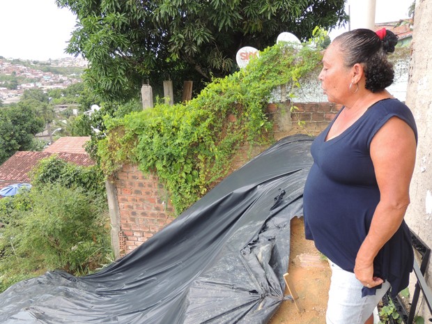 A professora Maria Janeide diz que a lona plástica não é suficiente para proteger a barreira (Foto: Penélope Araújo/G1)