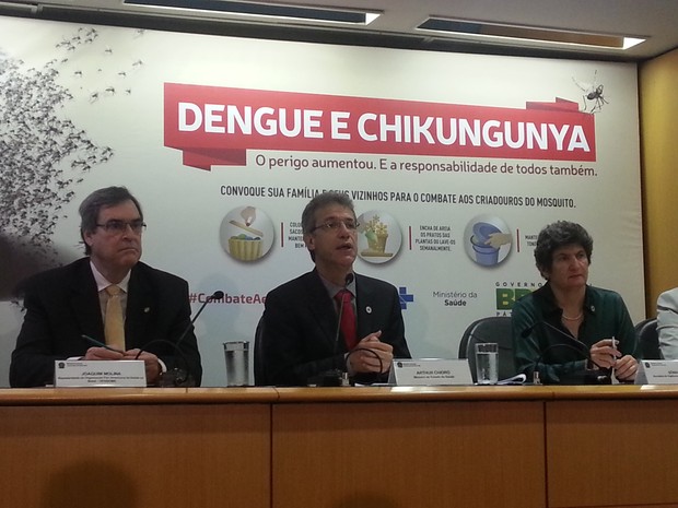 O ministro da Saúde, Arthur Chioro, durante coletiva de imprensa sobre a dengue nesta quinta-feira (12), em Brasília (Foto: Raquel Morais/G1)