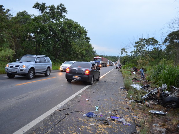 Com impacto, carreta e automóvel foram jogados para fora da rodovia (Foto: Rogério Aderbal/ G1)