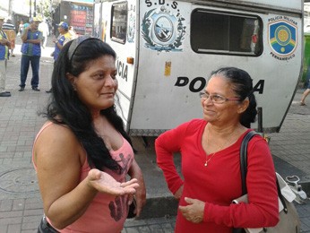 A comerciante Mônica Bastos [e] e sua mãe, Maria, não viram policiais no caminho até o Centro do Recife (Foto: Vitor Tavares/G1)