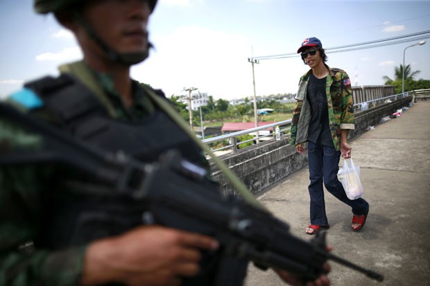 Soldados tailandeses estão nas ruas de Bangcoc, capital da Tailândia, nesta quinta-feira (22). Militares anunciaram pela TV que tomarão o controle do governo do país (Foto: Wason Wanichakorn/AP)