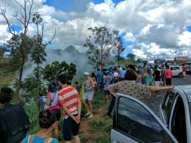 Acidente na GO-213, em Caldas Novas, Goiás (Foto: Zuhair Mohamad/ O Popular)