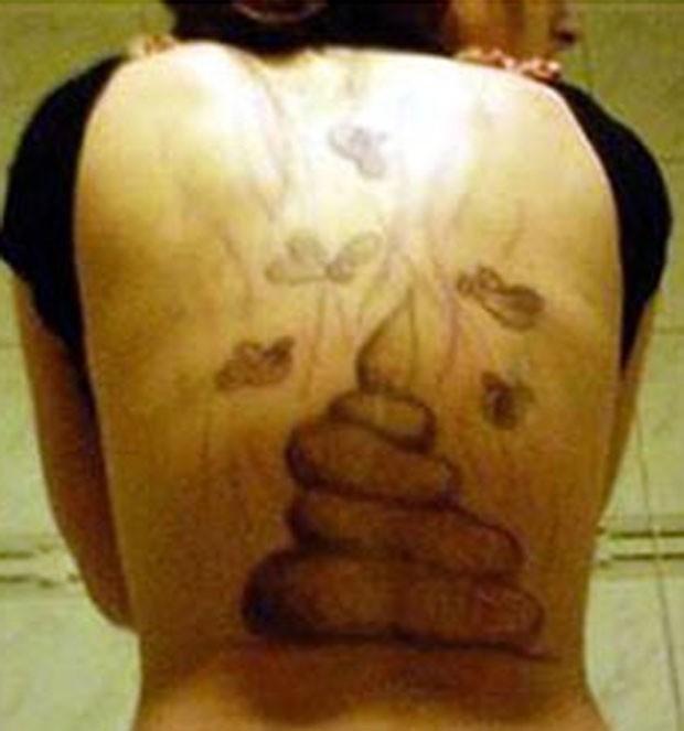 Em novembro de 2011, uma foto que mostraria uma tatuagem de fezes feita por um namorado traído nas costas da namorada se espalhou pela internet. No entanto depois foi revelado que a imagem era antiga. A tatuagem parece num blog chamado ‘Ugliest Tattoos’ (‘As mais feias tatuagens’) publicado em dezembro de 2009 (Foto: Reprodução)
