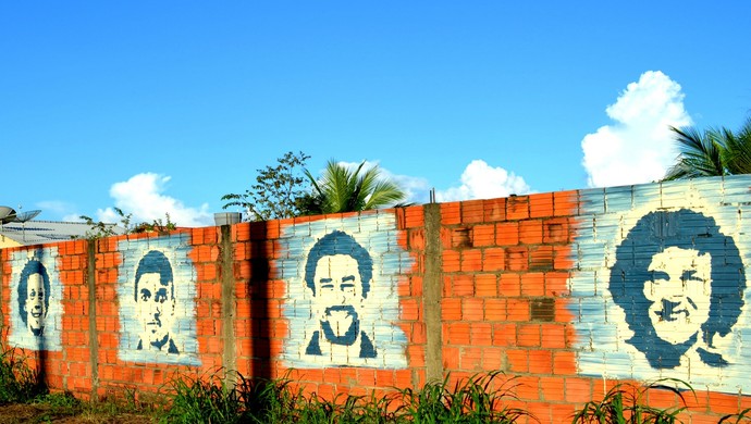Artista Wgleyson Vale passou a receber pedidos de vizinhos para que pintasse rosto de jogadores da Seleção Brasileira em seus muros.  (Foto: Quésia Melo)