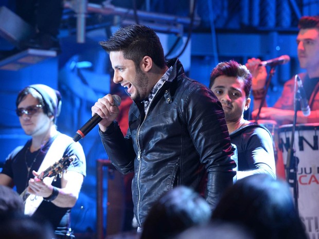 O cantor Cristiano Araújo canta na gravação do programa 'Altas Horas' especial sobre o Dia do Rock, em julho de 2014 (Foto: Zé Paulo Cardeal/Rede Globo)