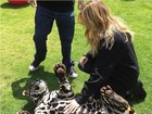 Khloe Kardashian faz carinho em filhote de onça no México
