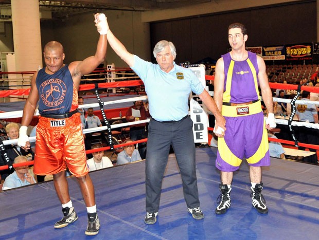 Juiz aponta a vitória do adversário de Tamerlan (Foto: Glenn DePriest/Getty Images/AFP)