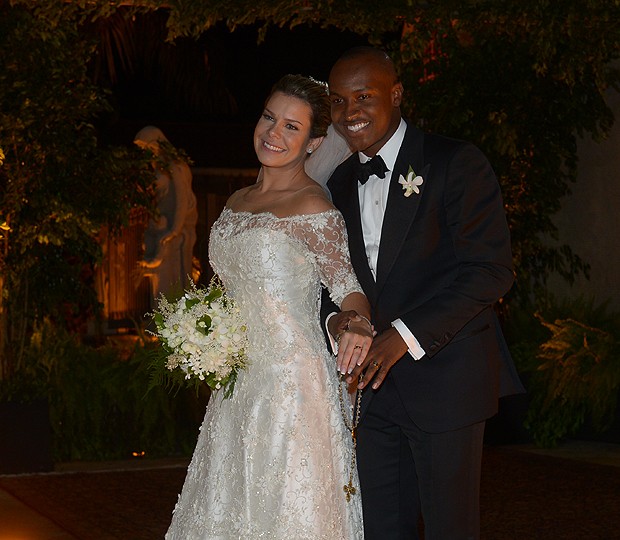 Fernanda e Thiaguinho deixam igreja sorridente (Foto: Francisco Cepeda e Thiago Duran/AgNws)