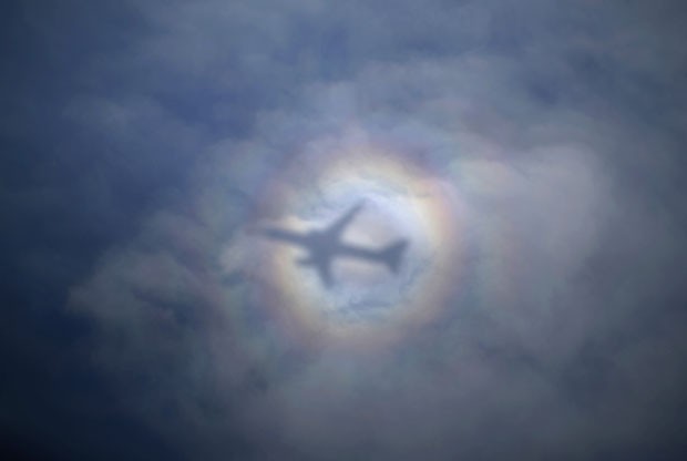 Anel de luz (fenômeno conhecido como halo) se formou ao redor do avião do secretário de Estado dos Estados Unidos, John Kerry (Foto: Jason Reeed/AFP)