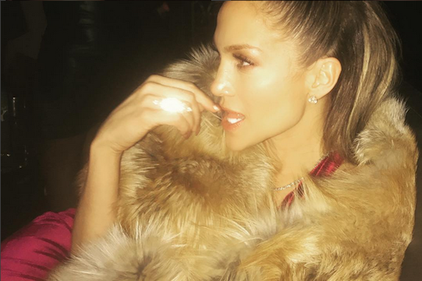 Jennifer Lopez com o colar dado por Drake (Foto: Instagram)