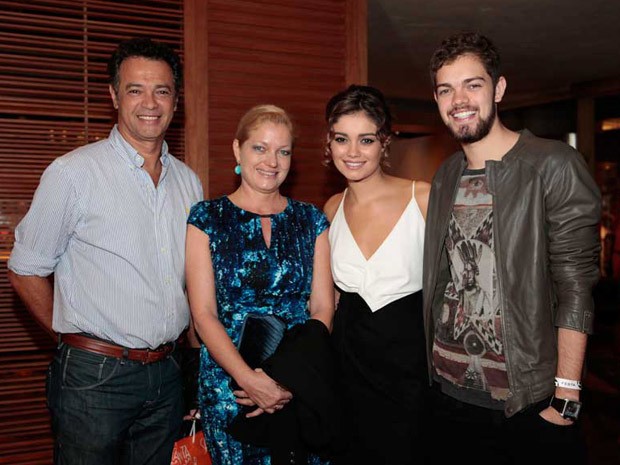 Sophie Charlotte levou a família para a comemoração dupla: seu aniversário e a estreia da novela (Foto: Sangue Bom / TV Globo)