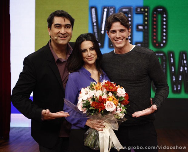 Zeca Camargo, Cleo Pires e Rômulo Arantes Neto no palco do Vídeo Show (Foto: Inácio Moraes/TV Globo)