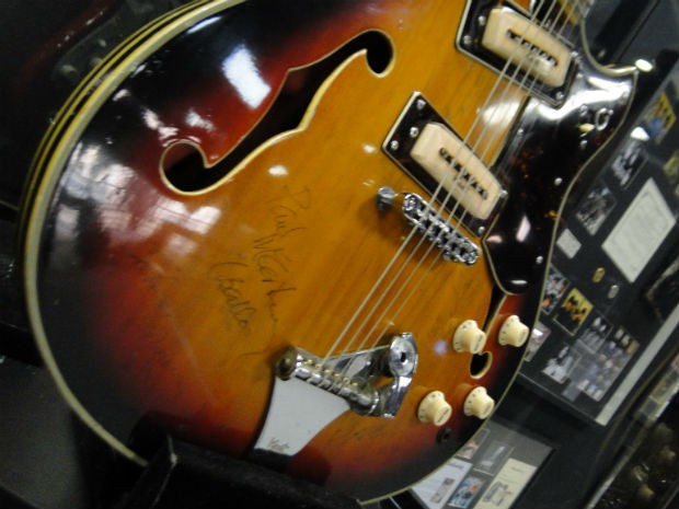 Guitarra autografada pelos quatro membros do The Beatles é uma das atrações da mostra (Foto: Divulgação/Relíquias do Mundo)