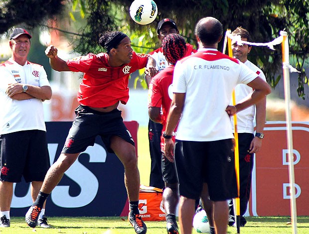 Ronaldinho Gaúcho jogando futvôlei no treino do Flamengo (Foto: Maurício Val / Vipcomm)