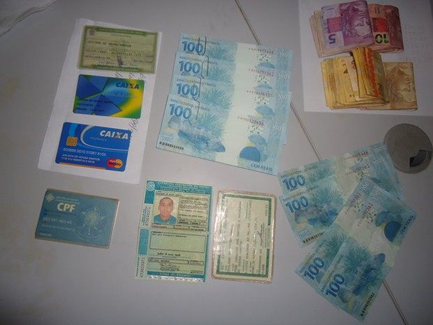 Notas falsificadas e verdadeiras foram encontradas com o homem (Foto: Divulgação/Ascom) Notas falsificadas e verdadeiras foram encontradas com o homem (Foto: Divulgação/Ascom)