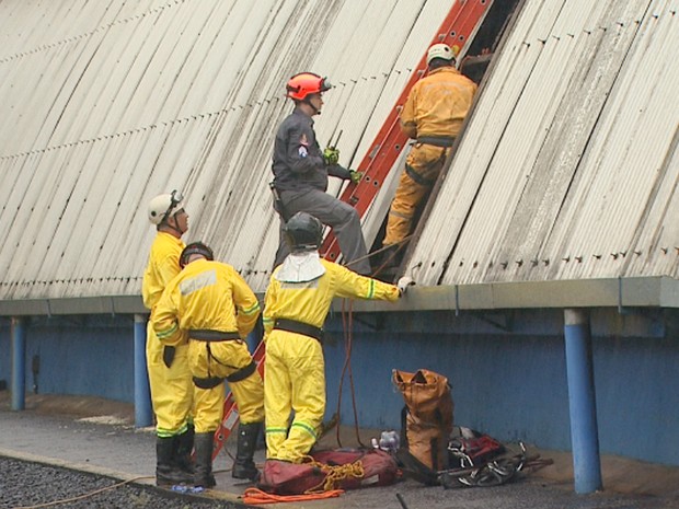 Equipe formada por 13 bombeiros trabalham desde a madrugada para resgatar corpo do operário (Foto: Reprodução/EPTV)