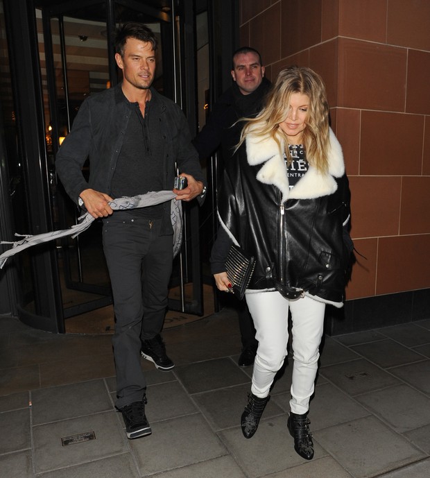 Grávida, Fergie deixa restaurante em Londres, na Inglaterra, com o marido, Josh Duhamel (Foto: Splash News/ Agência)