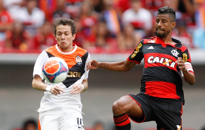 Bernard e Léo Moura, Flamengo x Shakhtar (Foto: Adalberto Marques / Ag. Estado)