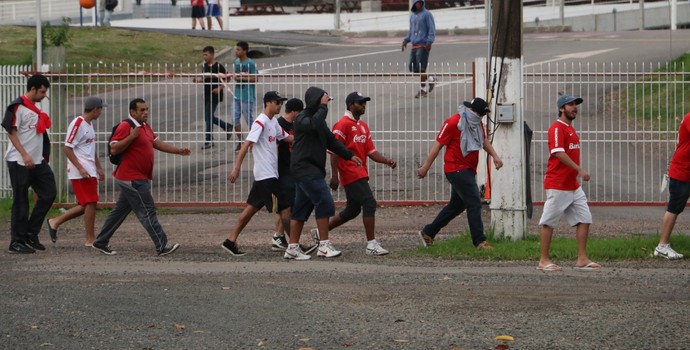 Internacional Inter protesto invasão CT Parque Gigante (Foto: Tomás Hammes/GloboEsporte.com)