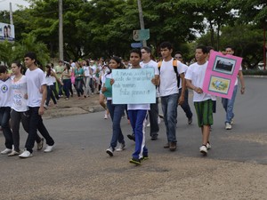 Estudantes e professores participaram de movimento sócioambiental (Foto: Vanessa Lima/G1 RR)