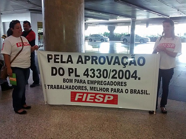 Representantes da Fiesp mostram para passageiros faixa a favor do projeto de lei da terceirização no Aeroporto de Brasília (Foto: Isabella Calzolari/G1) Representantes da Fiesp mostram para passageiros faixa a favor do projeto de lei da terceirização no Aeroporto de Brasília (Foto: Isabella Calzolari/G1)