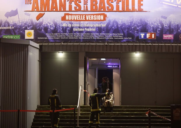 Explosão ocorreu no espetáculo '1789, Les amants de la Bastille' (Foto: Kenzo Tribouillard/AFP)