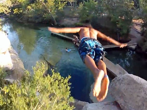 Homem mergulha no Jacob's Well, no Texas (Foto: Reprodução/Youtube/Micbergsma)